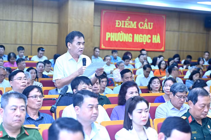 Cử tri thành phố Hà Nội phát biểu ý kiến kiến nghị với các đại biểu Quốc hội. (Ảnh: ĐĂNG KHOA)