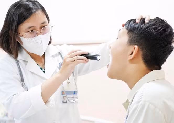 Bác sĩ khám bệnh cho một học sinh - Ảnh: Bệnh viện cung cấp