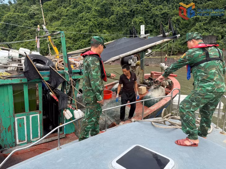 Đồn Biên phòng cửa khẩu cảng Vạn Gia tuyên truyền ngư dân và các phương tiện thủy nội địa phòng chống bão số 9.
