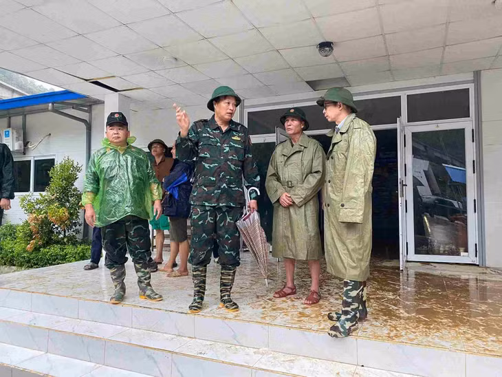 Phó Chủ tịch UBND tỉnh Cao Bằng Hoàng Văn Thạch (cầm ô) chỉ đạo tìm kiếm 3 công nhân mất tích. Ảnh: Tân Văn