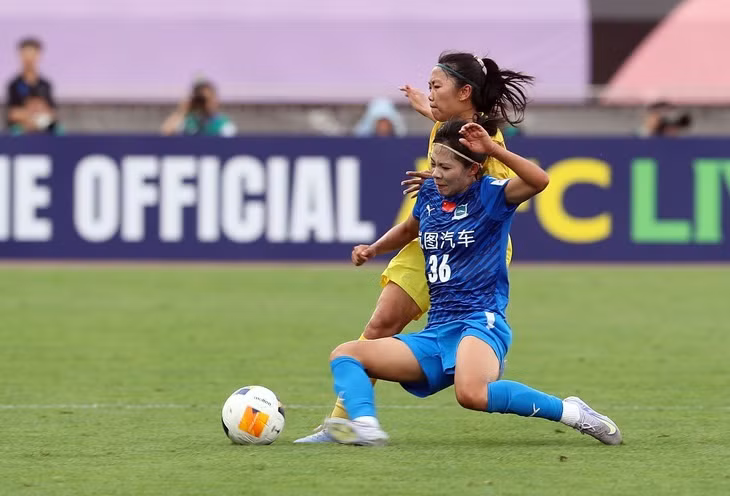 Huỳnh Như cùng CLB nữ TP.HCM ở trận thua Wuhan Jiangda tại bán kết AFC Champions League nữ 2024-2025 - Ảnh: N.K.