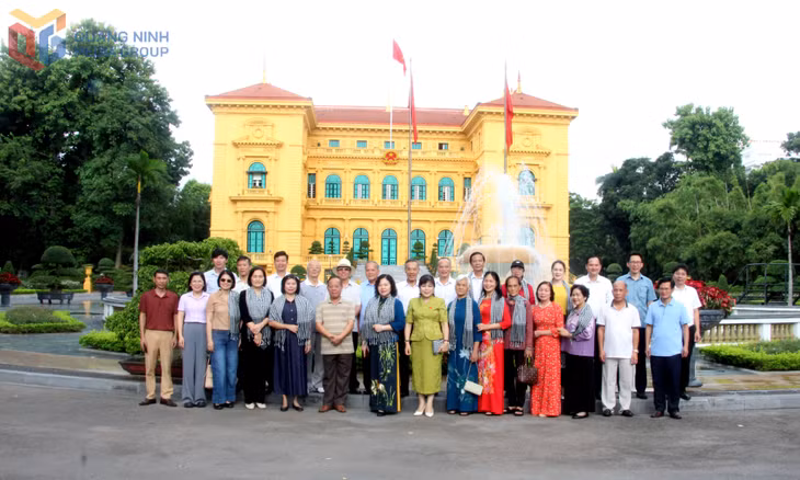 Các đại biểu chụp ảnh lưu niệm tại Phủ Chủ tịch. 