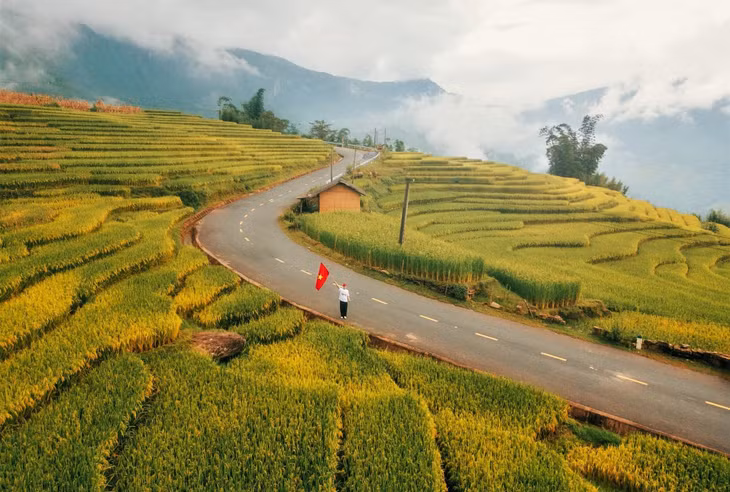 Đoạn đường uốn cong mềm mại này là địa điểm check-in của rất nhiều du khách và nhiếp ảnh gia vì vừa bao quát được cả núi, mây và lúa trong một khung hình.