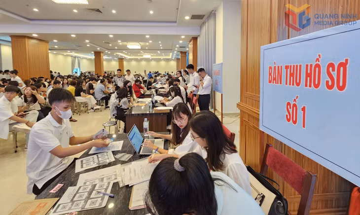 Tân sinh viên Khoa Du lịch làm thủ tục nhập học.