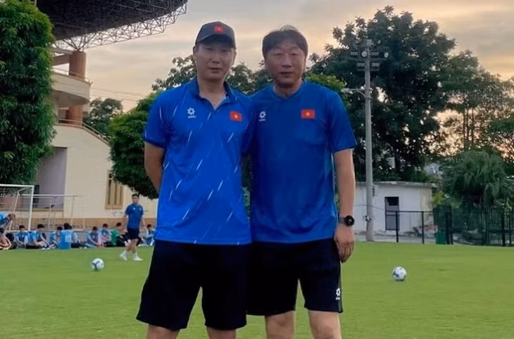 Trợ lý HLV Kim Young Chul (phải) - Ảnh: FourFourTwo HÀN QUỐC