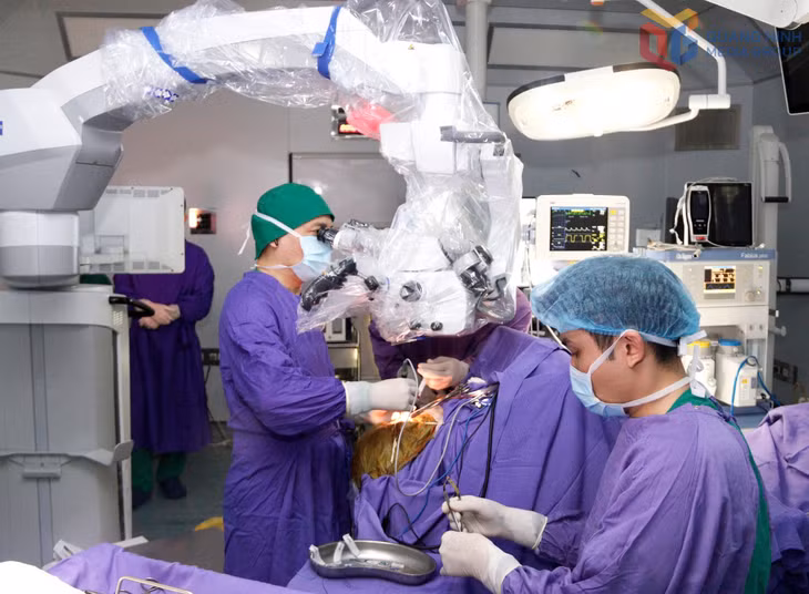 Ca mổ u não cho người bệnh tại Bệnh viện đa khoa tỉnh.
