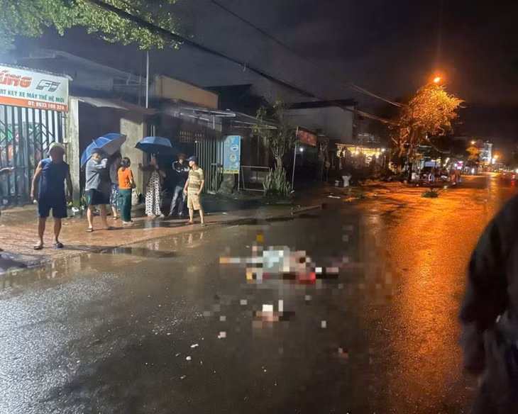 Điều khiển xe máy trượt ngã ra đường, thanh niên bị xe ô tô tông tử vong. Ảnh: Công an cung cấp