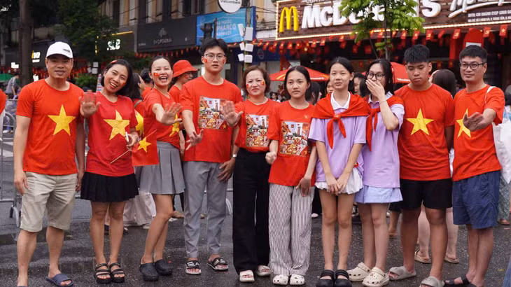Đại gia đình anh Nguyễn Duy Quảng. Ảnh: Linh Trang - Trang Anh