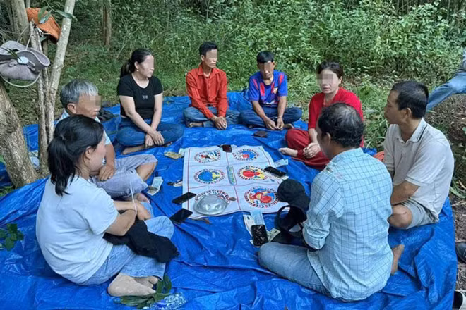 Công an bắt quả tang 8 con bạc đang tụ tập xóc bầu cua ăn tiền trong rừng keo ở Gia Lai. Ảnh: Công an