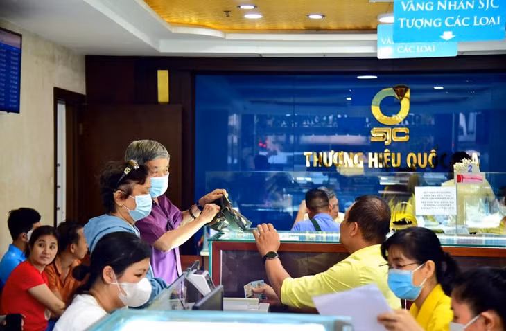 Bên cạnh những người đầu cơ, lướt sóng vàng để kiếm chênh lệch, nhiều người dân mua vàng chủ yếu để “làm của”, dành cho những khi nhà có việc cần tiền mới đem ra bán - Ảnh: T.T.D.