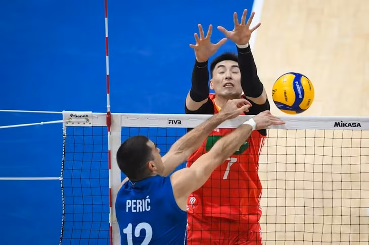 Trung Quốc (áo đỏ) không thể tạo nên bất ngờ trước Serbia - Ảnh: FIVB