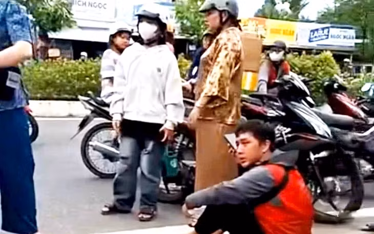 Anh N. bị đánh đến chảy máu mũi vì thực hiện theo quy định là không cho khách xem hàng - Ảnh: Mạng xã hội