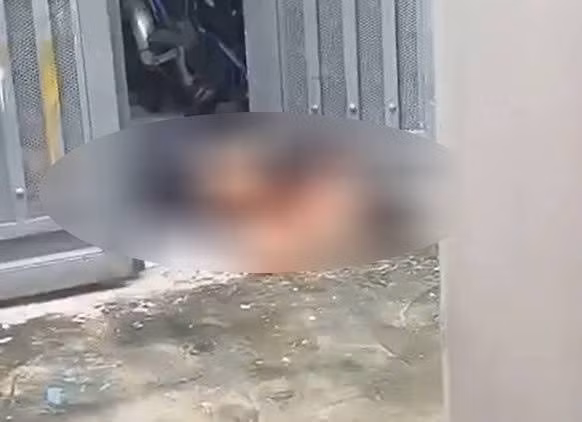 Người phụ nữ bị thương ở cổ cố bò ra cửa nhà kêu cứu, hiện công an đang điều tra làm rõ vụ việc. Ảnh: Bạn đọc cung cấp