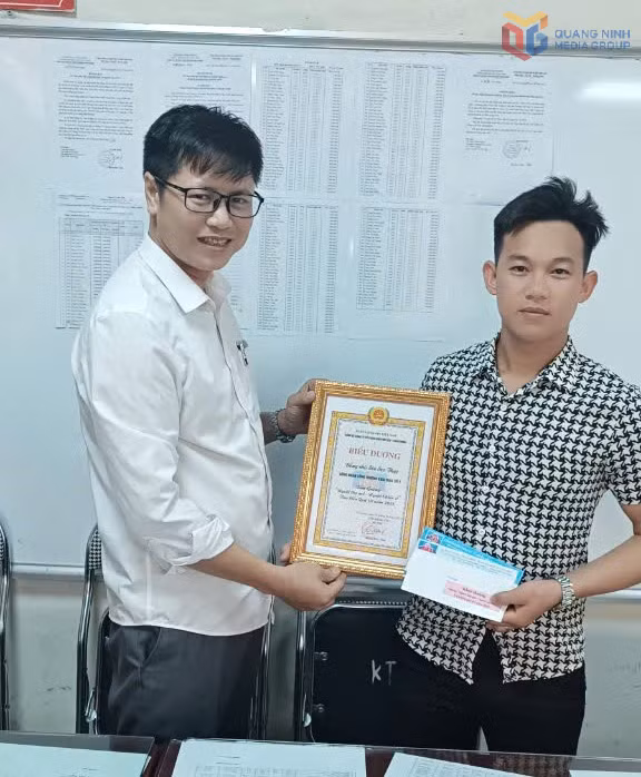 Đảng viên Sèn Seo Thực (phải) được Chi bộ tuyên dương Người thợ mỏ-Người chiến sĩ. (Ảnh: Nhân vật cung cấp).
