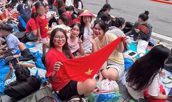 Cùng bạn bè, Tạ Phương Lan đón lễ kỷ niệm 80 năm Cách mạng Tháng Tám và Quốc khánh 2.9, hòa mình vào không khí diễu binh, diễu hành tại phố Tràng Tiền. Ảnh: Phương Anh
