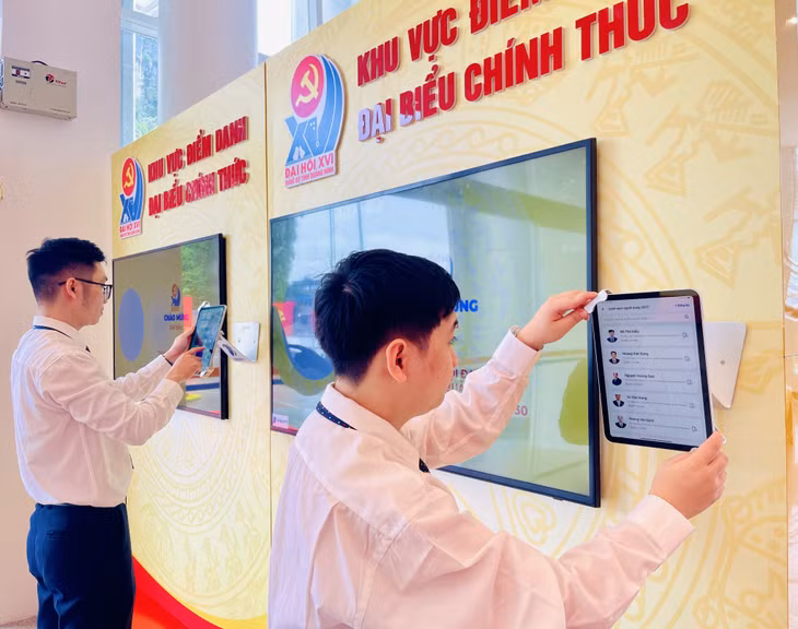 Nhân viên VNPT Quảng Ninh kiểm tra thiết bị tại khu vực điểm danh đại biểu chính thức.