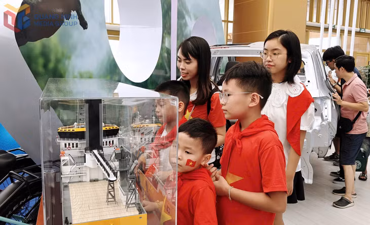 Khách tham quan, đặc biệt là các bạn nhỏ vô cùng thích thú với các mô hình dây chuyền máy móc sản xuất than được trưng bày tại không gian triển lãm của Quảng Ninh.