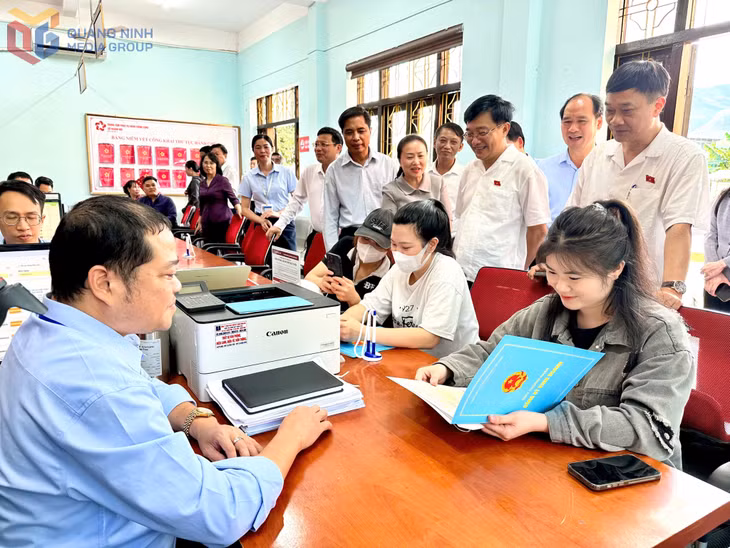 Đồng chí Vũ Hồng Thanh, Ủy viên Trung ương Đảng, Phó Chủ tịch Quốc hội và Đoàn công tác của Ủy ban Thường vụ Quốc hội kiểm tra tại Trung tâm Phục vụ Hành chính công xã Hoành Mô.
