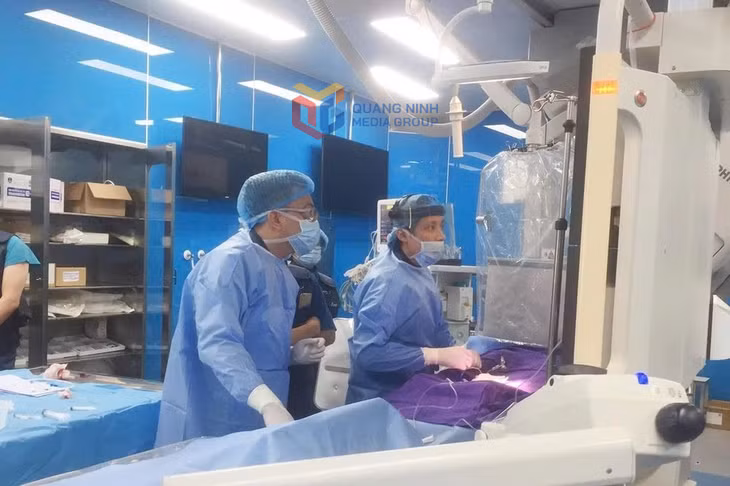Bác sĩ Ngô Quang Chức (bên phải) cùng đồng nghiệp đang thực hiện can thiệp điều trị cho bệnh nhân đột quỵ não.