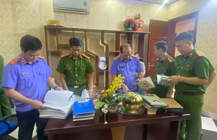 Cơ quan chức năng khám xét nơi làm việc của bị can.