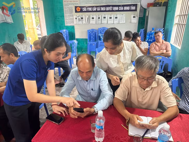 Đoàn Thanh niên xã Đường Hoa hướng dẫn kỹ năng số cho người dân.