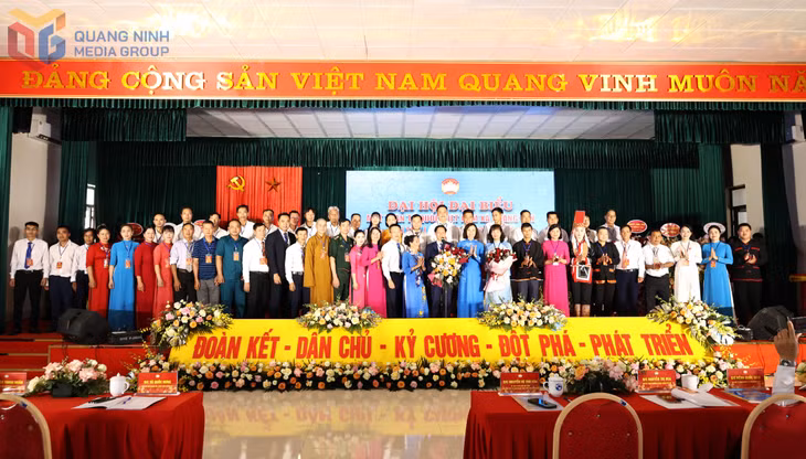 Các đại biểu tặng hoa chúc mừng Uỷ ban MTTQ Việt Nam xã Quảng Tân khoá I, nhiệm kỳ 2025-2030.