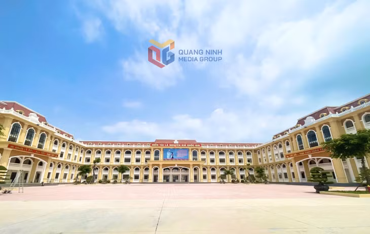 Trường THCS Quảng Hà được xây dựng khang trang, hiện đại, đưa vào sử dụng đầu năm học 2025- 2026. Ảnh: Hữu Việt.