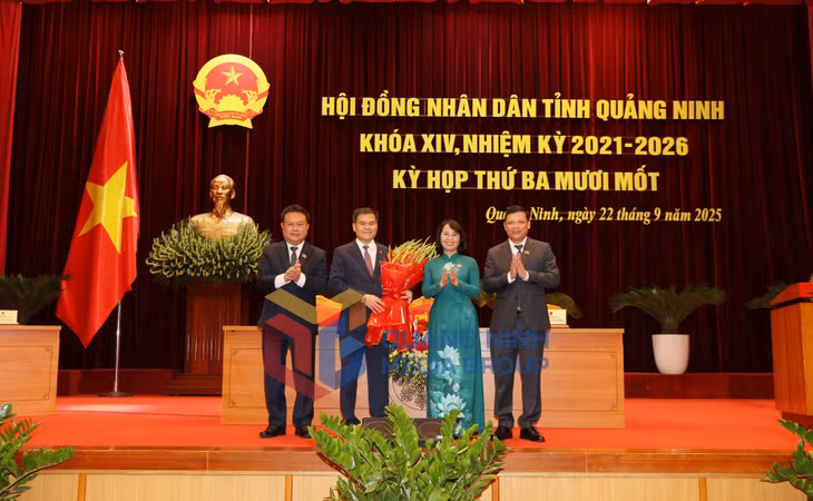 Thường trực HĐND tỉnh tặng hoa chúc mừng đồng chí Bùi Văn Khắng, Phó Bí thư Tỉnh ủy, Chủ tịch UBND tỉnh (9-2025). Ảnh Đỗ Phương