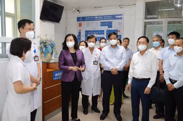 Bộ trưởng Y tế Đào Hồng Lan thăm hỏi tại Bệnh viện Bạch Mai.
