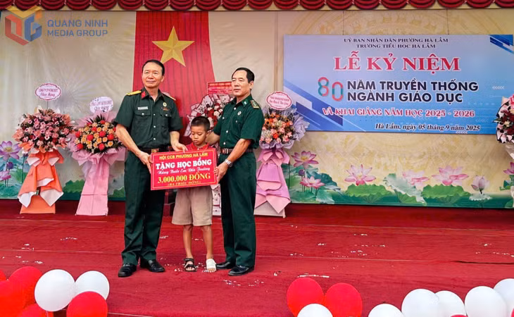 Hội Cựu chiến binh phường Hà Lầm trao học bổng “Nâng bước học sinh tới trường” cho các em học sinh có hoàn cảnh khó khăn. Ảnh: Trúc Linh