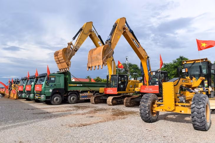 Các thiết bị máy móc sẵn sàng thi công hai công trình lớn tại xã Kiến Hưng, TP Hải Phòng.