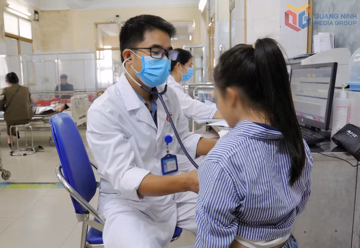 Bác sĩ Bệnh viện Đa khoa tỉnh khám dậy thì sớm cho trẻ em gái. Ảnh: Hà Trang (CTV).