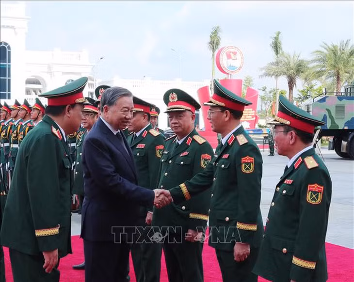 Tổng Bí thư Tô Lâm với lãnh đạo Bộ Quốc phòng và Tổng cục Công nghiệp quốc phòng - Ảnh: TTXVN