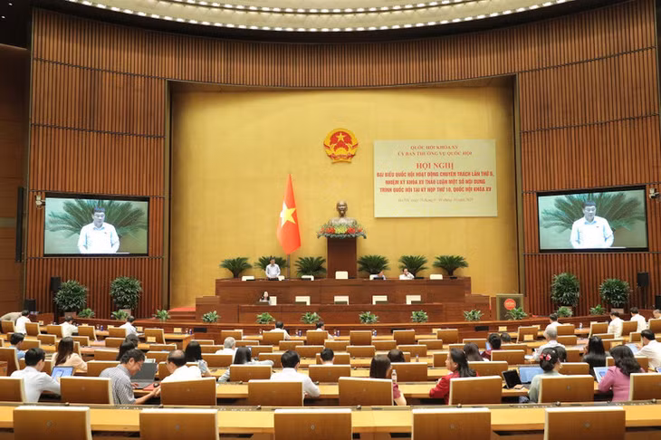 Phó Chủ tịch Quốc hội Vũ Hồng Thanh điều hành phiên họp sáng 30/9. (Ảnh: DUY LINH)