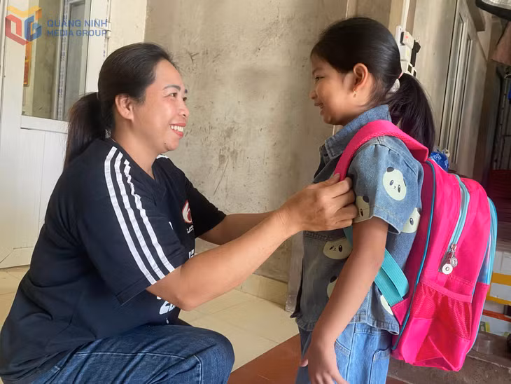 Người dân thôn Đảo Trần cũng tất bật chuẩn bị quần áo mới cho con em mình, mong các em bước vào năm học mới với niềm vui hân hoan và học tập thật tốt.
