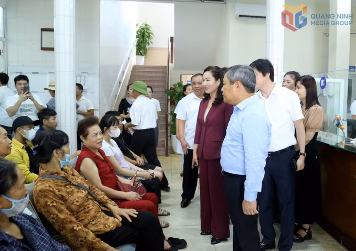 Đồng chí Bí thư Tỉnh ủy trò chuyện với người dân đến khám bệnh tại Trung tâm Y tế Uông Bí.