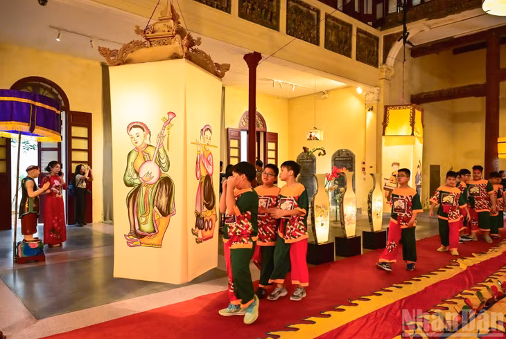Những chiếc đèn kéo quân có họa tiết lấy cảm hứng từ tranh Hàng Trống hấp dẫn các bạn nhỏ.