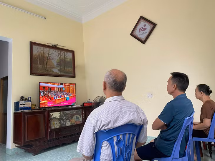 Các cán bộ hưu trí chăm chú theo dõi tường thuật khai mạc Đại hội.