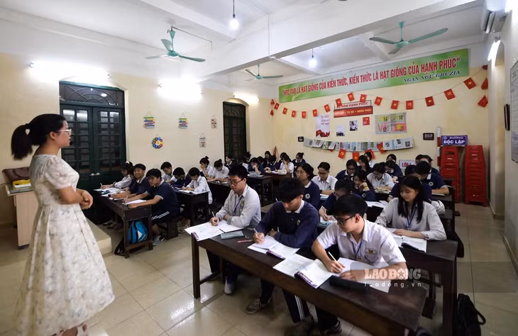 Đối với nhiều thế hệ học sinh Trường THPT B Nguyễn Khuyến luôn cảm thấy tự hào khi được học tập tại ngôi trường có kiến trúc cổ, lâu đời. Ngày nay, ghé thăm trường, nhiều người không khỏi ngỡ ngàng trước dáng vẻ cổ kính, in đậm dấu ấn thời gian.