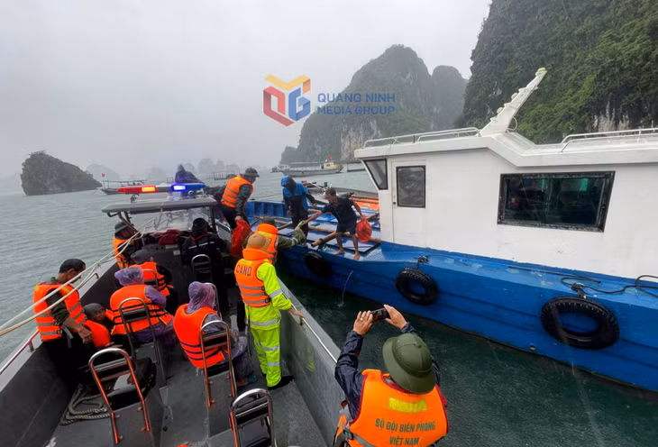 Các lực lượng chức năng đặc khu Vân Đồn di dời khẩn cấp người dân về nơi tránh trú bão an toàn chiều ngày 21/7.