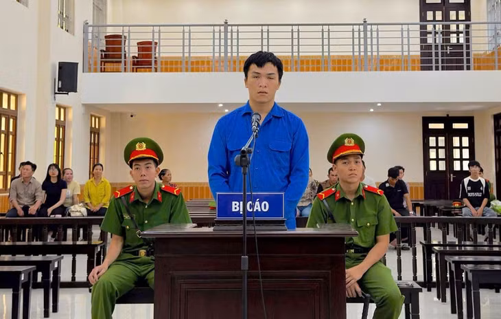 Bị cáo Trần Minh Hân (đứng) tại phiên tòa xét xử về tội “Giết người“. Ảnh: Duy Tuấn