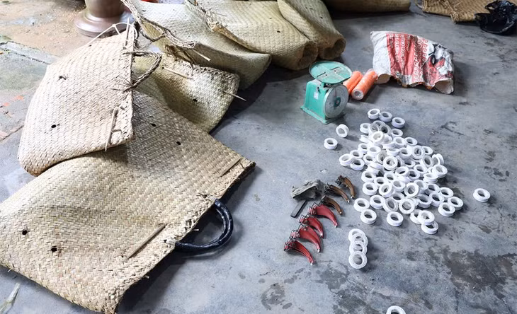 Tang vật thu giữ tại sòng bạc. Ảnh: Vũ Tiến