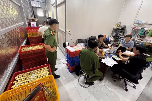 Lực lượng chức năng làm việc với các đối tượng sản xuất, tiêu thụ nước yến giả. Ảnh: Công an Đà Nẵng.