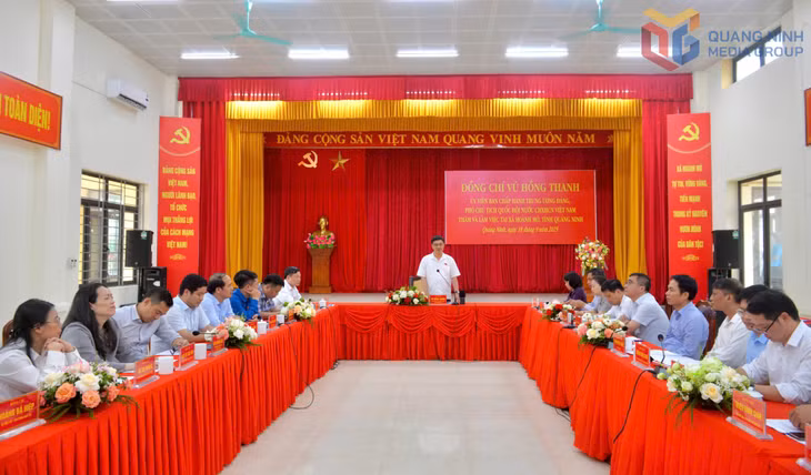 Đồng chí Vũ Hồng Thanh, Ủy viên Trung ương Đảng, Phó Chủ tịch Quốc hội phát biểu chỉ đạo tại buổi làm việc với Đảng ủy xã Hoành Mô.