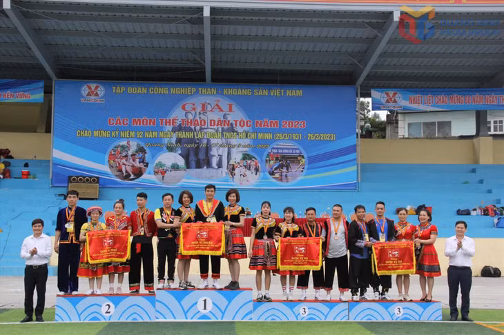 Thợ lò người dân tộc thiểu số Công ty Than Núi Béo tham gia các môn thể thao dân tộc do Tập đoàn TKV tổ chức-đây cũng là một cách để động viên tinh thần cho thợ lò.