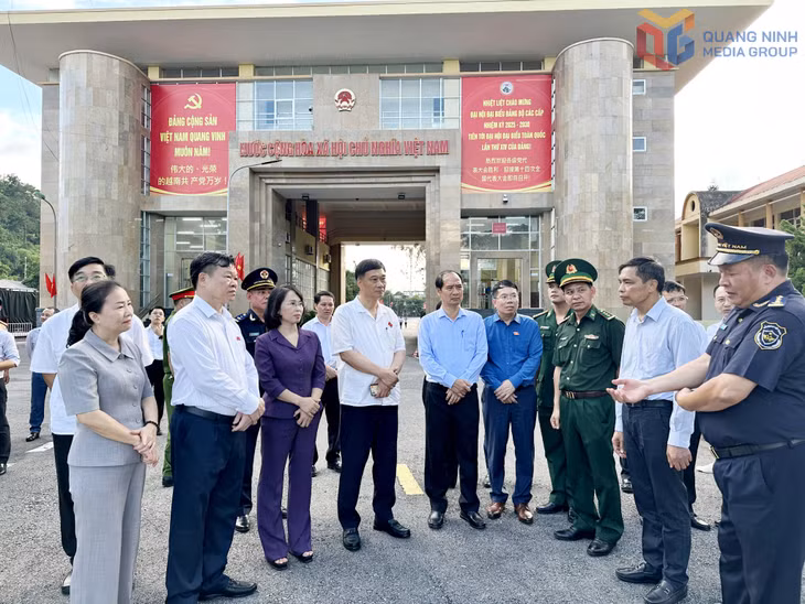 Đồng chí Phó Chủ tịch Quốc hội Vũ Hồng Thanh và đoàn công tác kiểm tra hoạt động xuất nhập khẩu tại Cửa khẩu Hoành Mô.