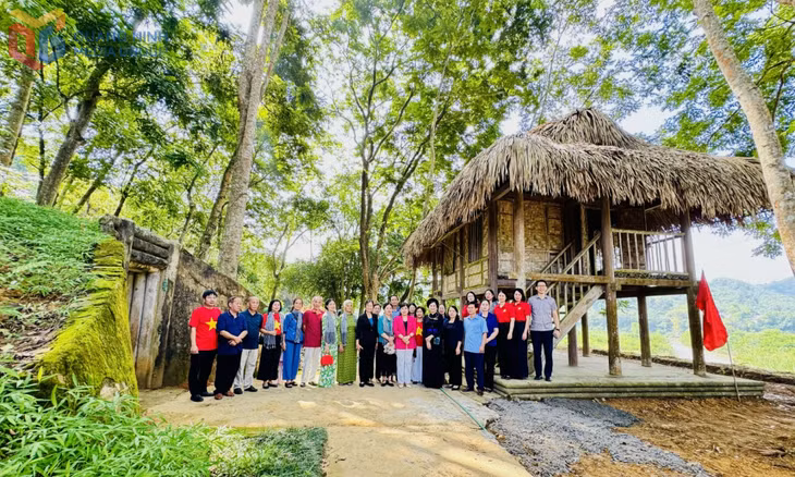 Các đại biểu chụp ảnh lưu niệm tại Di tích hầm và lán an toàn của Chủ tịch Tôn Đức Thắng tại Khu di tích Ban Thường trực Quốc hội, xã Tân Trào, tỉnh Tuyên Quang.