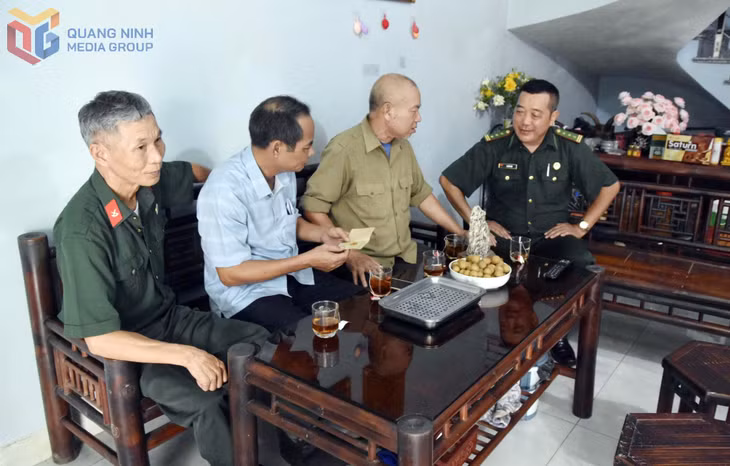 Chi hội CCB khu 7, phường Bãi Cháy thăm hỏi, động viên CCB Lê Văn Đức (thứ 2 phải sang) gia đình tiêu biểu của phường dịp kỷ niệm 50 năm Ngày Giải phóng miền Nam, thống nhất đất nước 30/4 (1975-2025). 