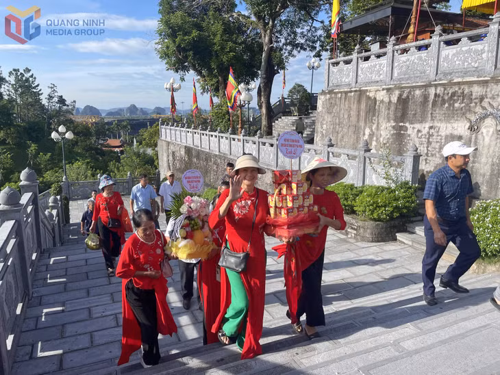 Đoàn du khách TP Hải Phòng về tham dự lễ hội.