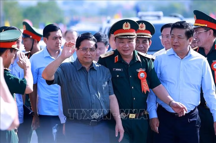 Thủ tướng Phạm Minh Chính đến dự lễ khánh thành cầu Phong Châu mới - quốc lộ 32C - Ảnh: TTXVN